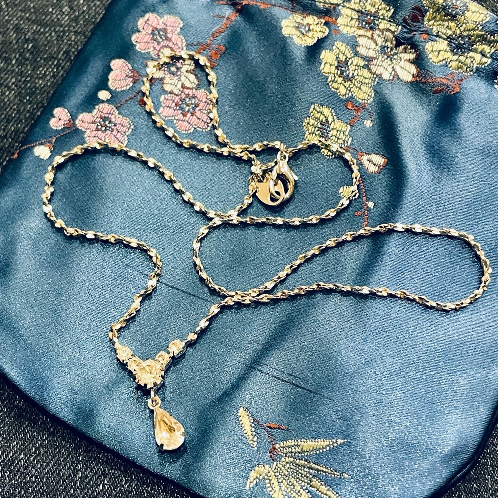 Simply elegant Avon teardrop choker
